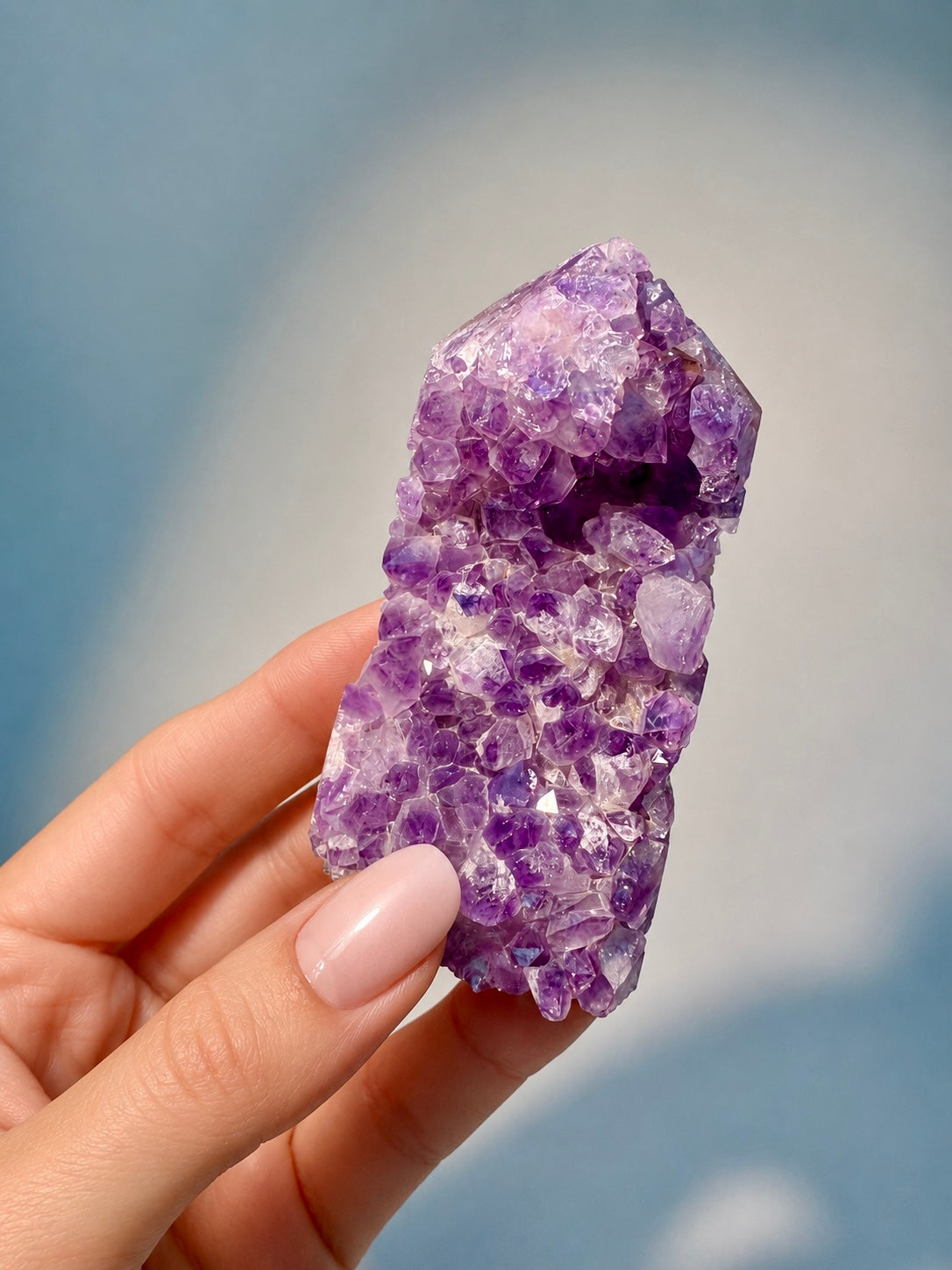 Amethyst-Türmchen mit wunderschönen lila Kristallen