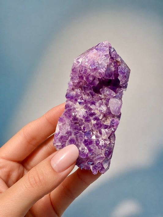 Amethyst-Türmchen mit wunderschönen lila Kristallen