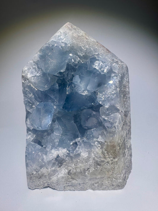 Celestin Edelstein 9,9 cm – hellblauer Kristall aus Madagaskar in extra Qualität