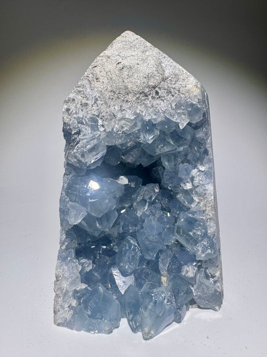 Celestin Kristallspitze 11 cm – Edelstein aus Madagaskar mit extra klaren, hellblauen Kristallen in Premiumqualität