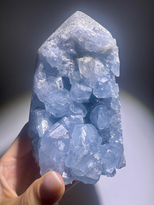 Celestin Kristallspitze 13.5 cm – seltener Edelstein aus Madagaskar mit leuchtend hellblauen
