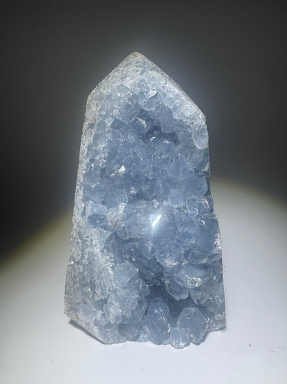 Celestin Kristallstufe mit klaren blauen Spitzen aus Madagaskar