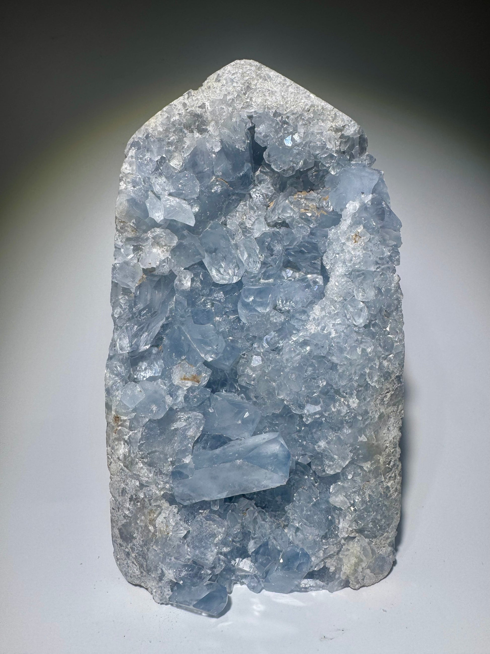 Celestin Spitze 1.7 kg aus Madagaskar mit grossen hellblauen Kristallen und hoher Transparenz
