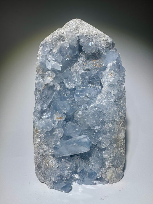 Celestin Spitze 1.7 kg aus Madagaskar mit grossen hellblauen Kristallen und hoher Transparenz