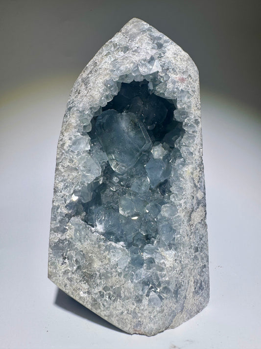 Celestin Spitze 11 cm mit klaren hellblauen Kristallen aus Madagaskar