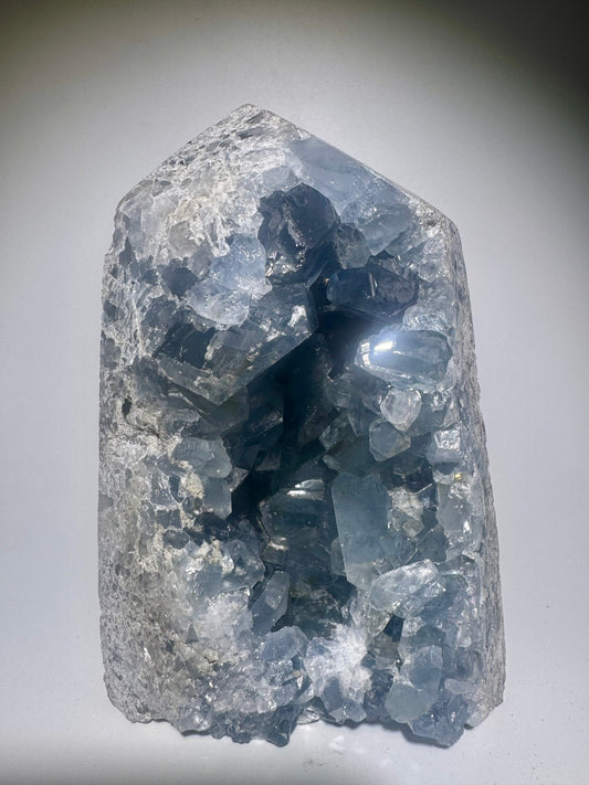 Celestin Spitze 13 cm – hellblauer Edelstein aus Madagaskar in Premiumqualität