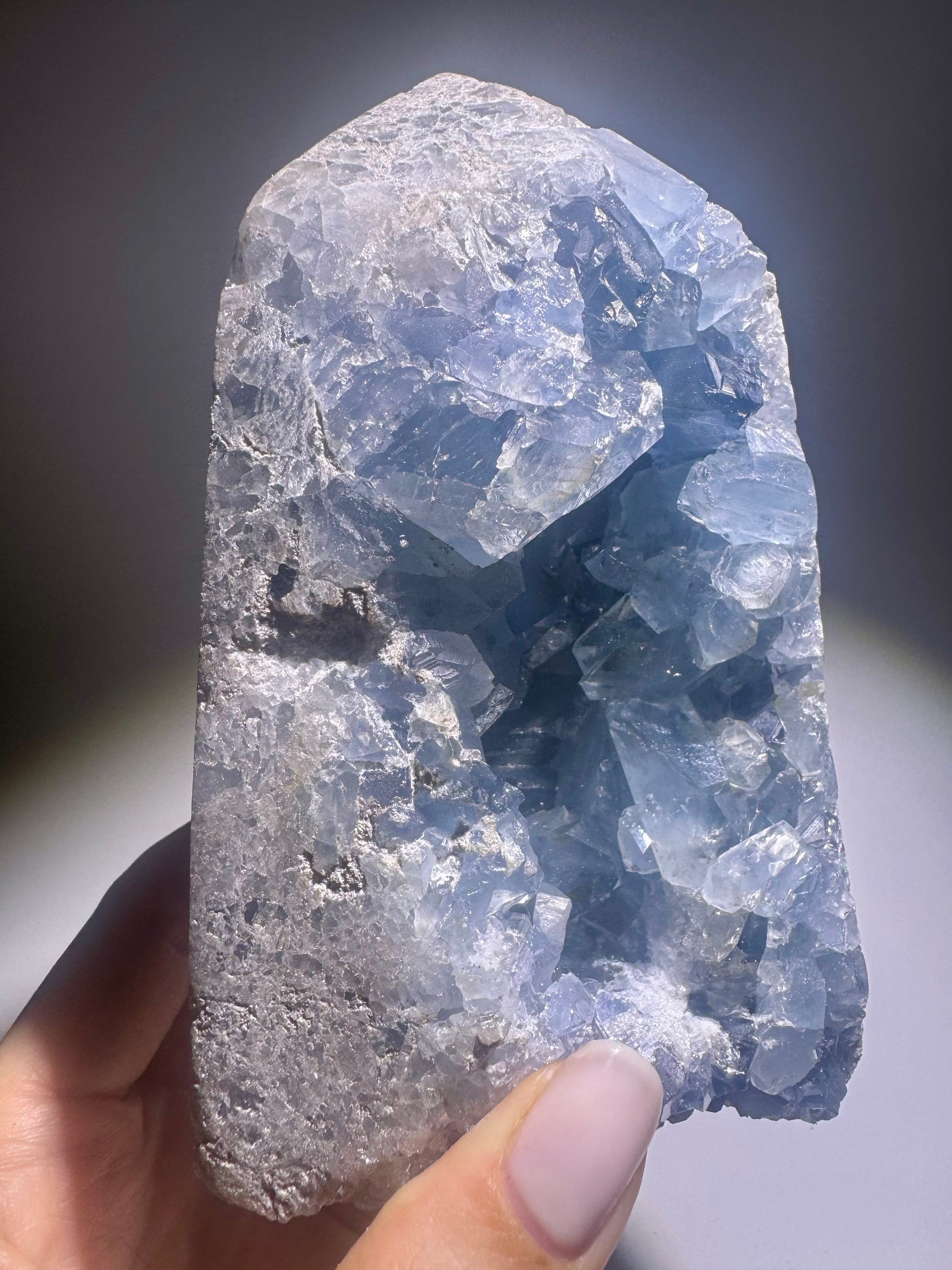 Celestin Spitze 13 cm – hellblauer Edelstein mit extra klaren Kristallen aus Madagaskar in Premiumqualität