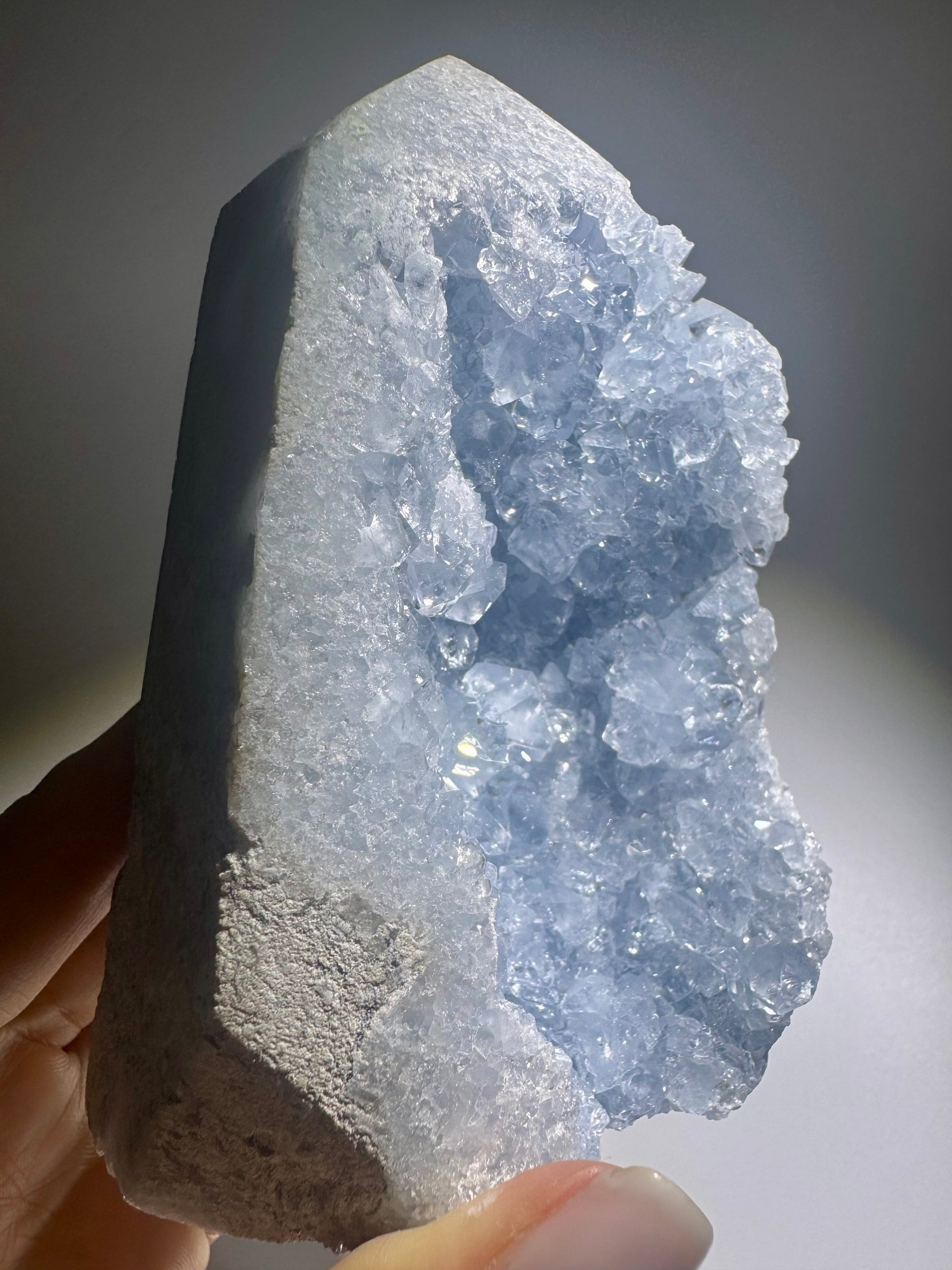 Celestin Spitze 935 g – Extra klare hellblaue Kristalle aus Madagaskar in Premiumqualität