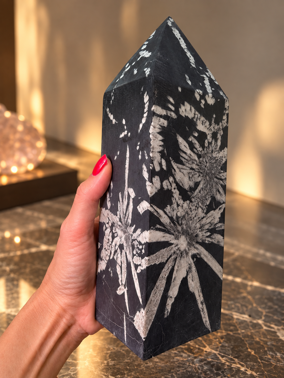 Chrysanthemum Stone Tower – XXL Naturstein mit einzigartigen Blumenmustern