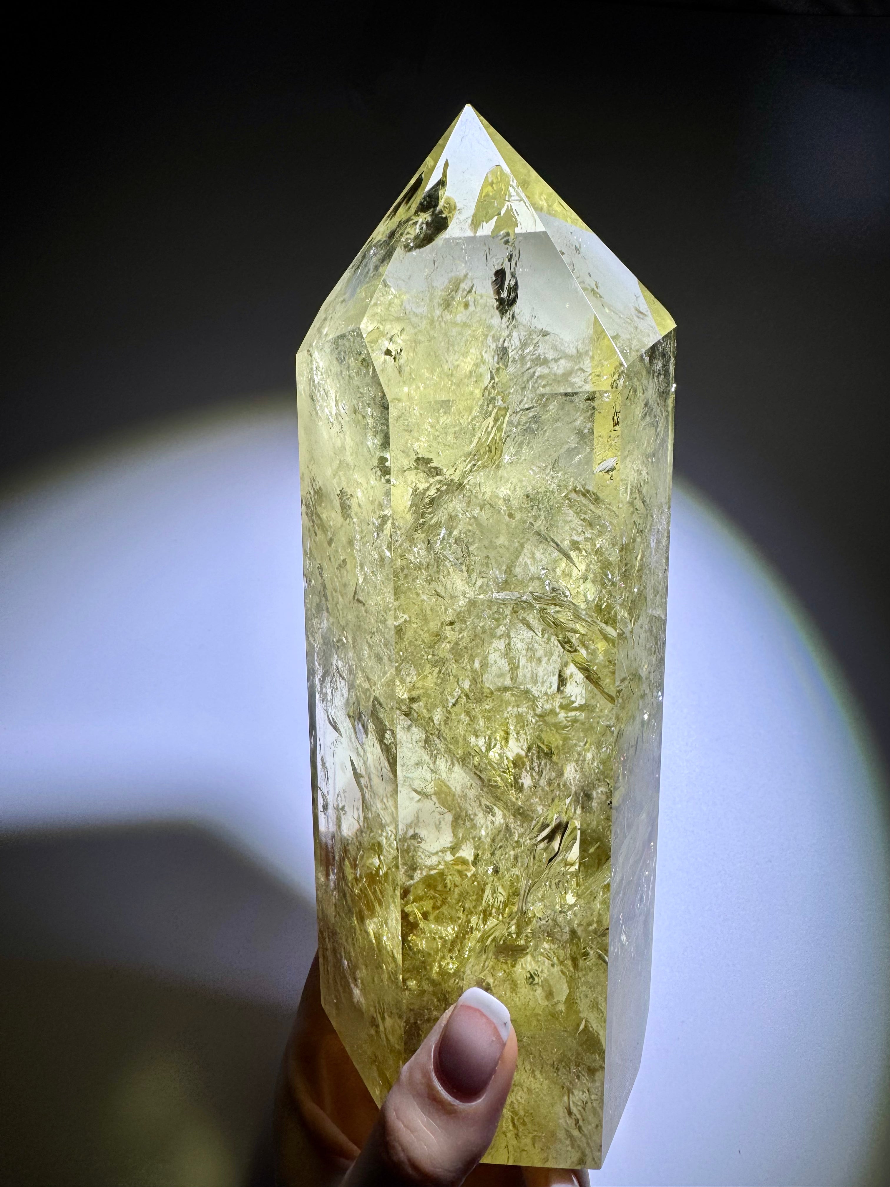 Citrin Heilstein 20,5 cm mit Regenbogen und Wachstumsebenen