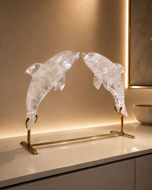 Bergkristall Delphin Skulpturen aus Brasilien – Crystal Art mit Light Gold Ständer