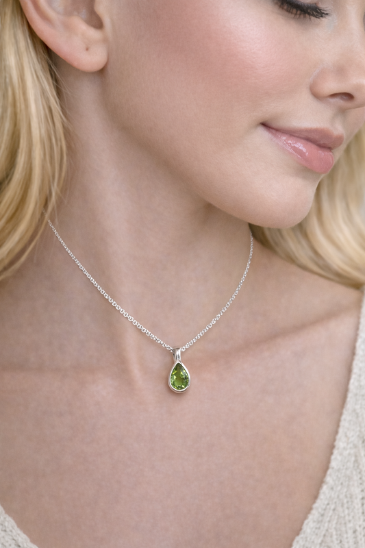 Peridot Anhänger Tropfenform 1,5 cm – Facettiert & edel in 925 Silber ✨