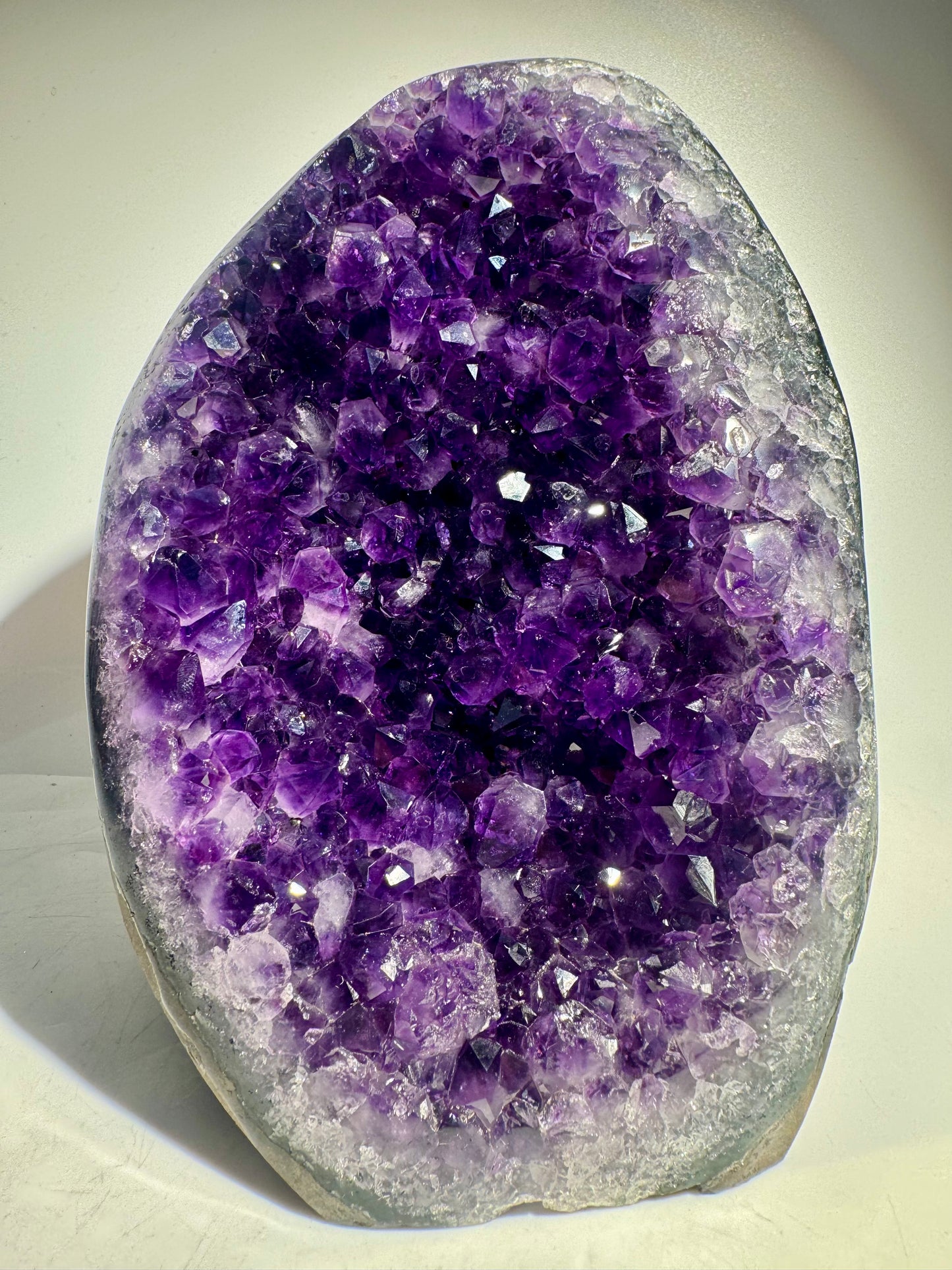 Deep Purple Amethyst Druse für Meditation, Herzenergie und Raumharmonie