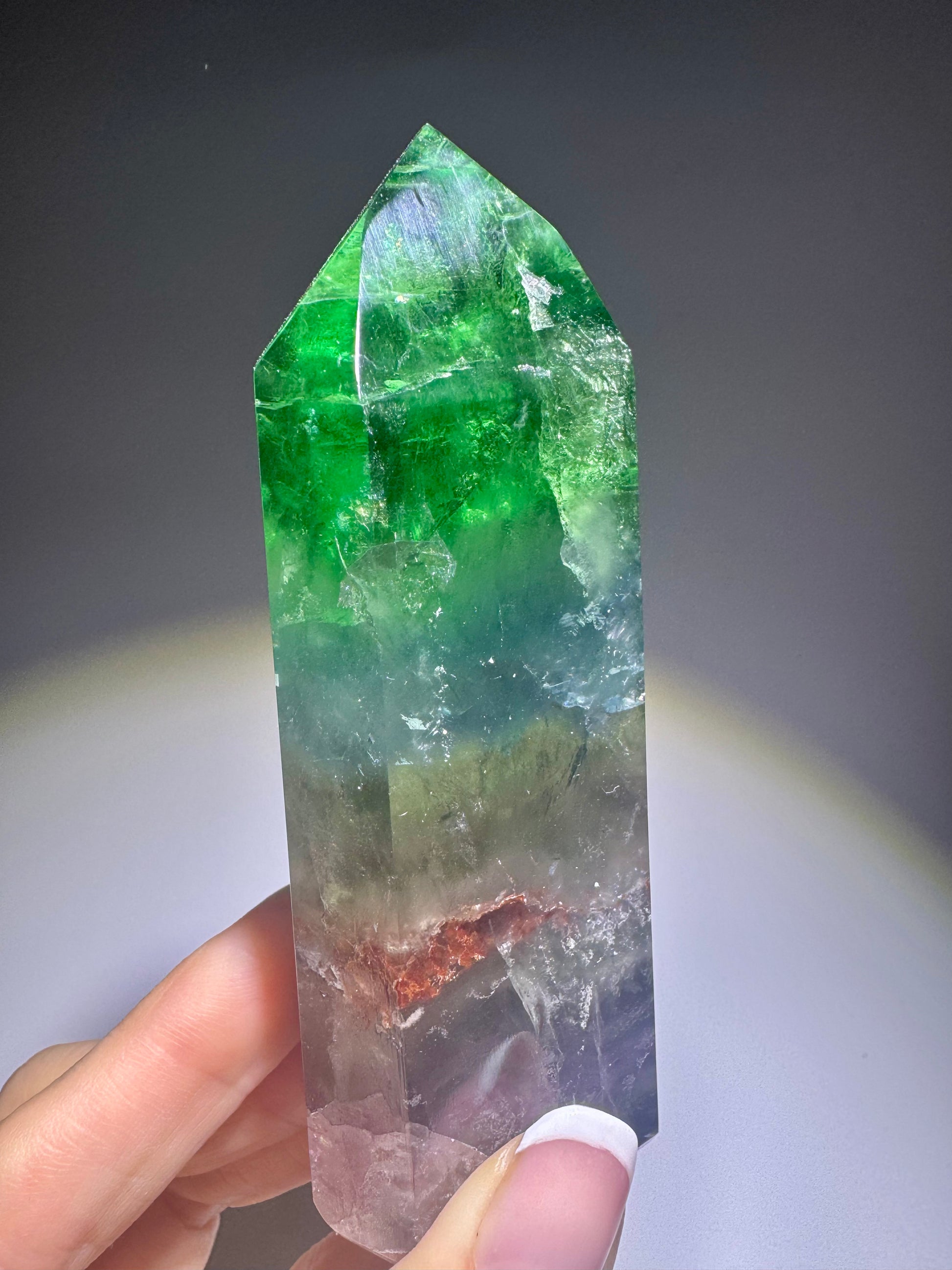 Detailaufnahme Fluorit Kristall – Knallgrün mit klarer Basis