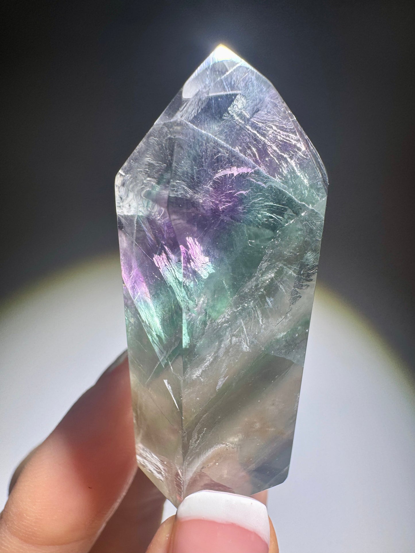 Detailaufnahme Fluorit Kristall – lila grün klar mit Regenbogenschimmer