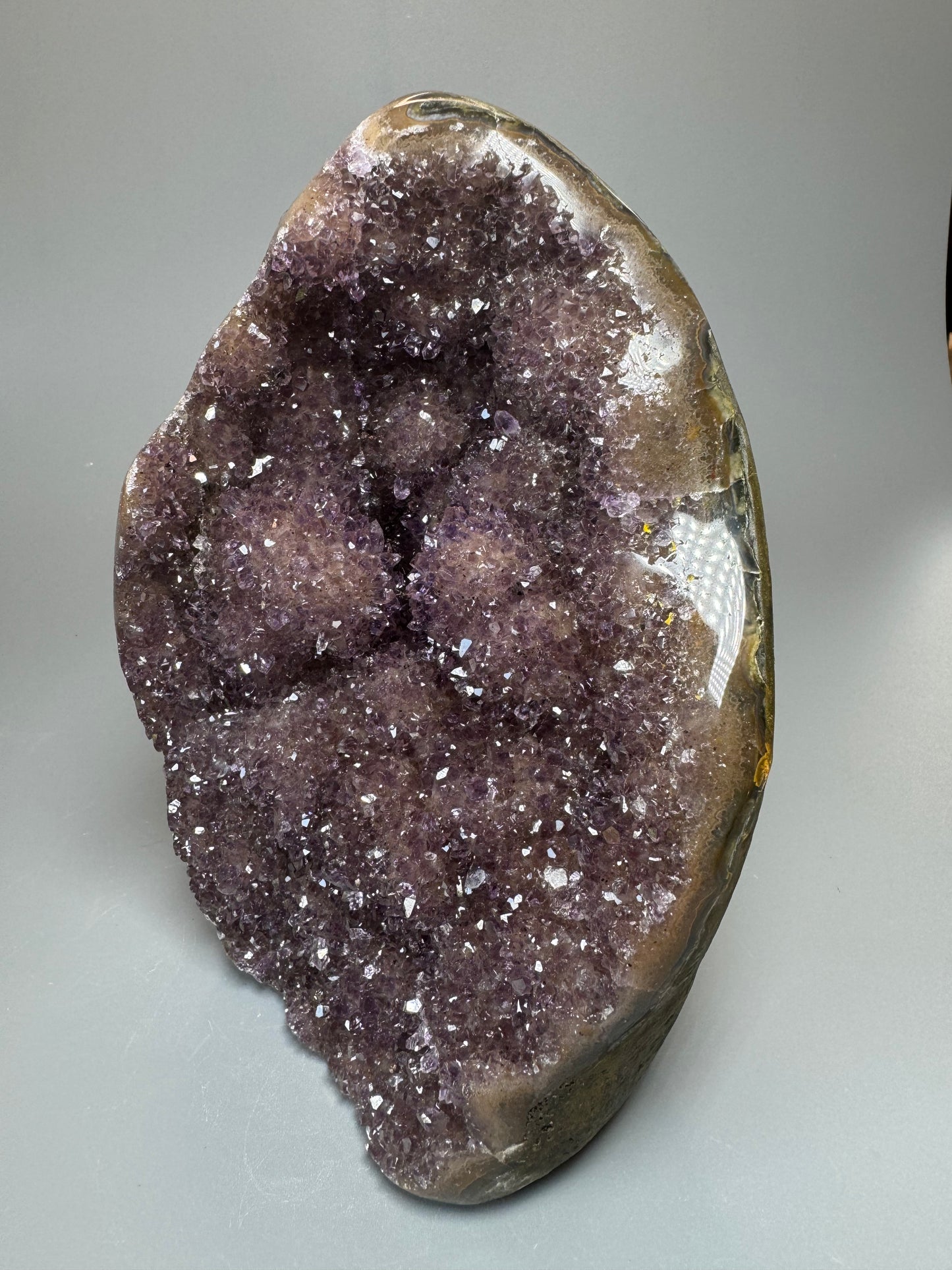 Detailaufnahme einer altrosafarbenen Amethyst Cutbase mit kräftigem Kristallwachstum und polierter Rückseite