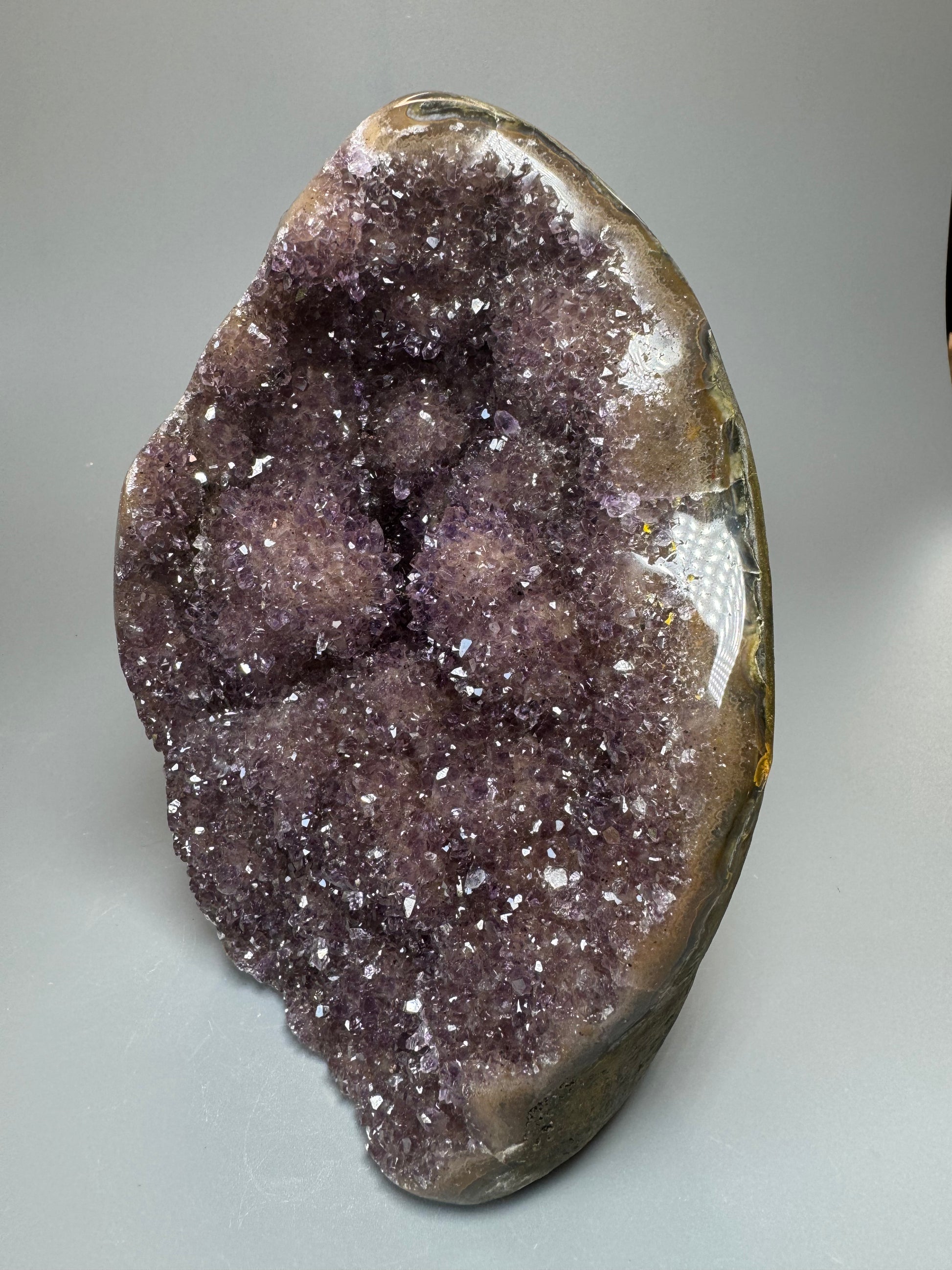 Detailaufnahme einer altrosafarbenen Amethyst Cutbase mit kräftigem Kristallwachstum und polierter Rückseite