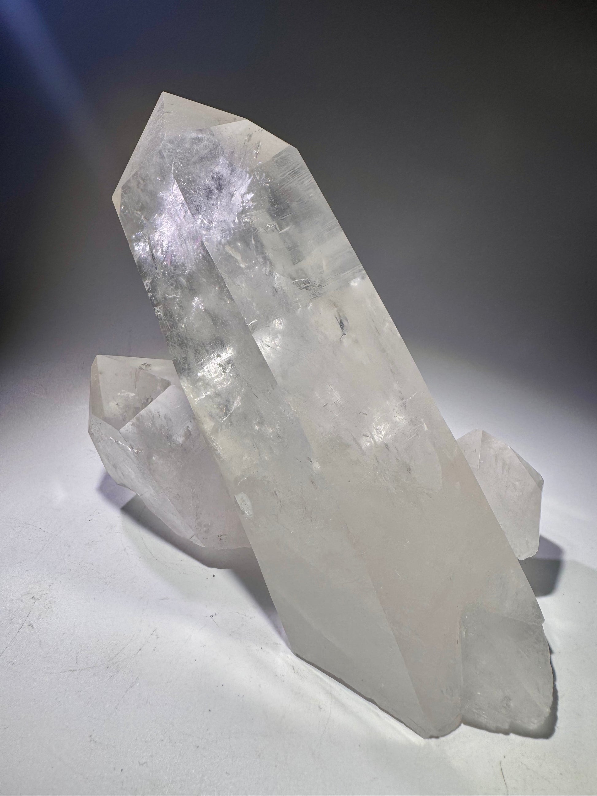Detailaufnahme eines hochtransparenten Lemurian-Clusters mit parallelen Spitzen