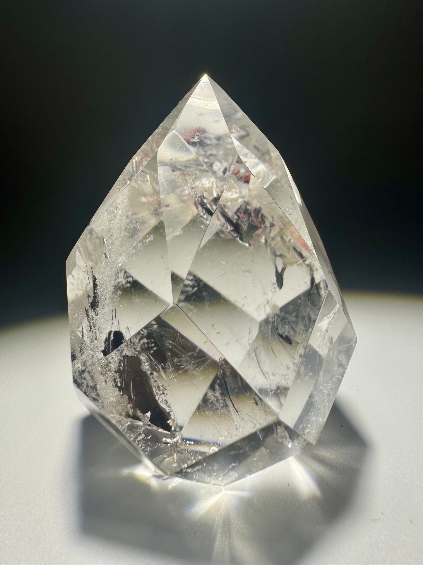 Detailreich facettiertes Bergkristall-Ornament mit klarer Struktur, 5,6 cm hoch und 114 g schwer – handgeschliffen in Südamerika
