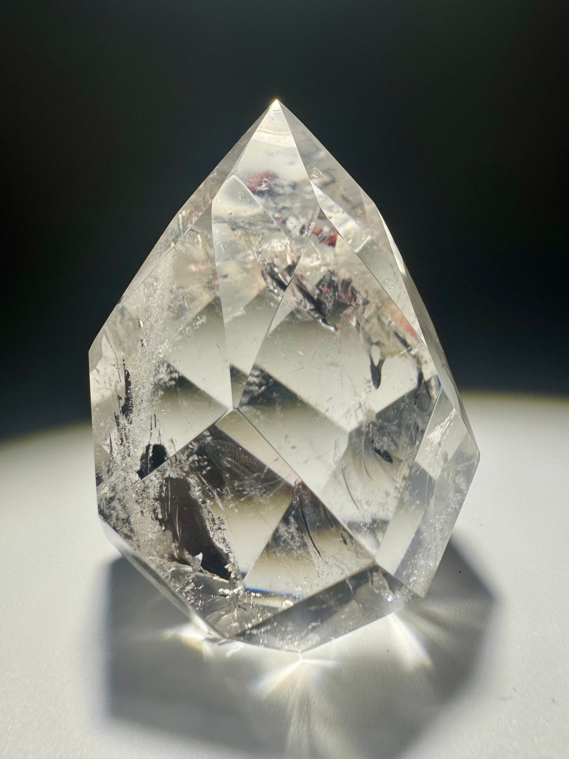 Detailreich facettiertes Bergkristall-Ornament mit klarer Struktur, 5,6 cm hoch und 114 g schwer – handgeschliffen in Südamerika