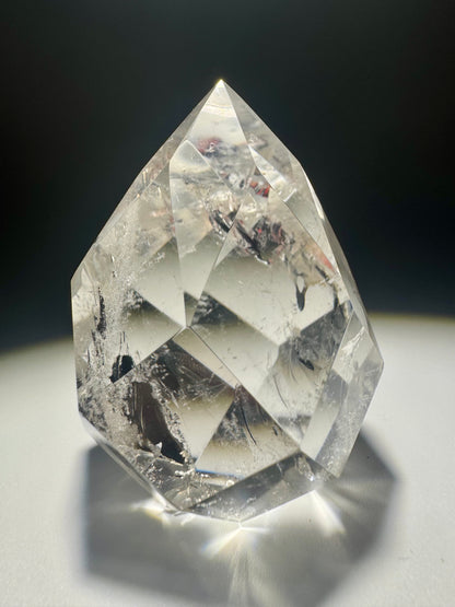 Detailreich facettiertes Bergkristall-Ornament mit klarer Struktur, 5,6 cm hoch und 114 g schwer – handgeschliffen in Südamerika