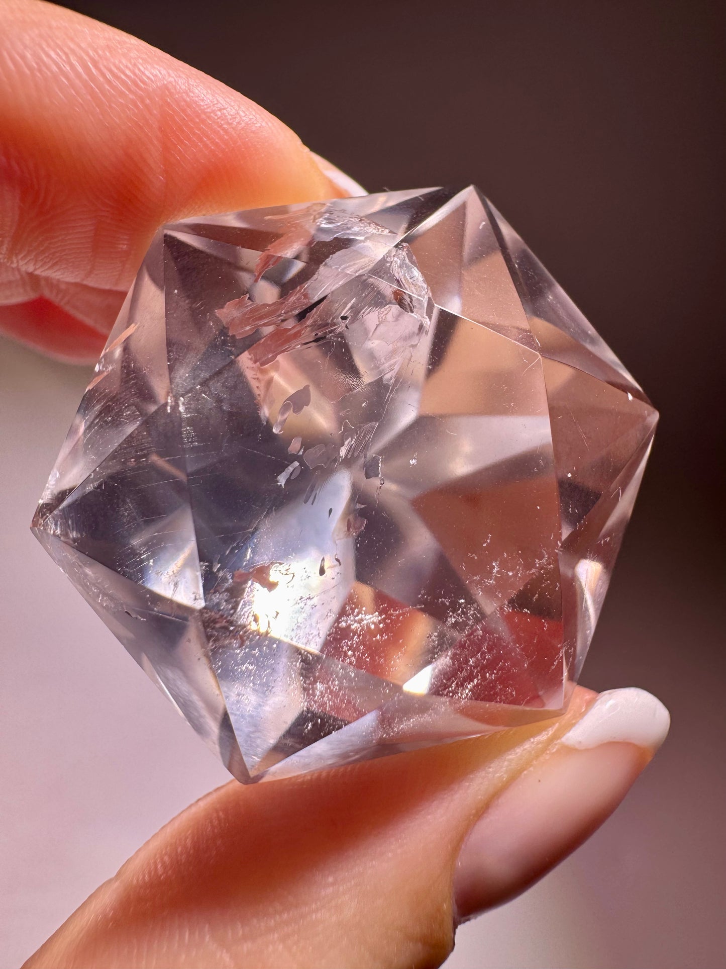 Diamantschliff-Bergkristall in Premiumqualität – kristallklar mit feinem Innenleben