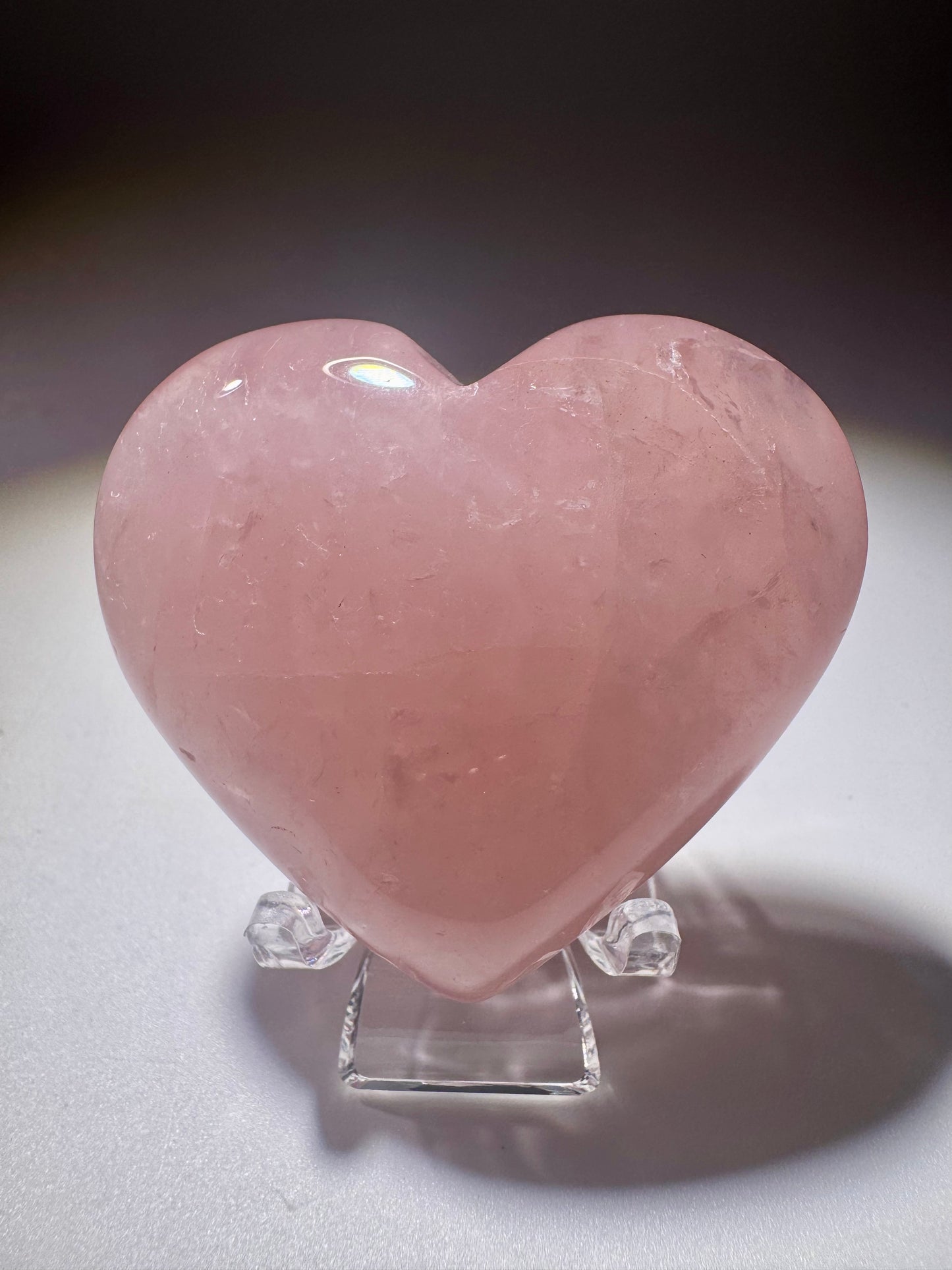 Doppelseitig geformtes Rosenquarz Herz – Glossy Look, perfekt als Geschenk oder Dekostück