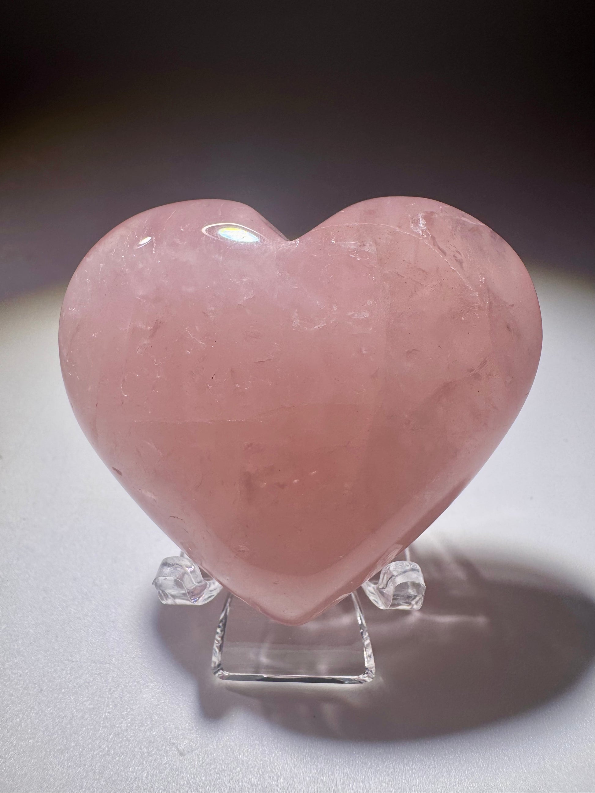 Doppelseitig geformtes Rosenquarz Herz – Glossy Look, perfekt als Geschenk oder Dekostück