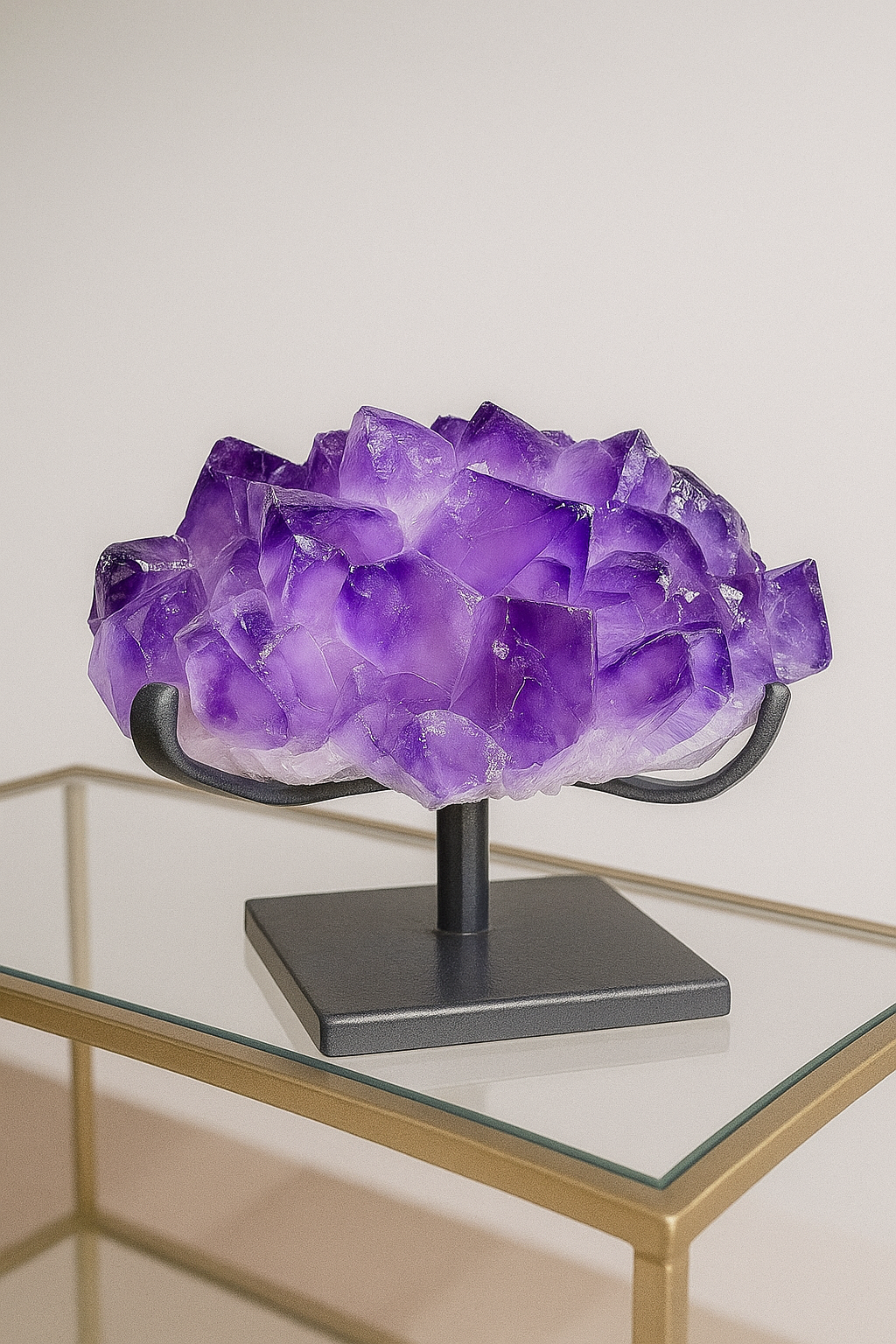 Dunkelviolette Amethyststufe Uruguay 12,3 cm mit Ständer