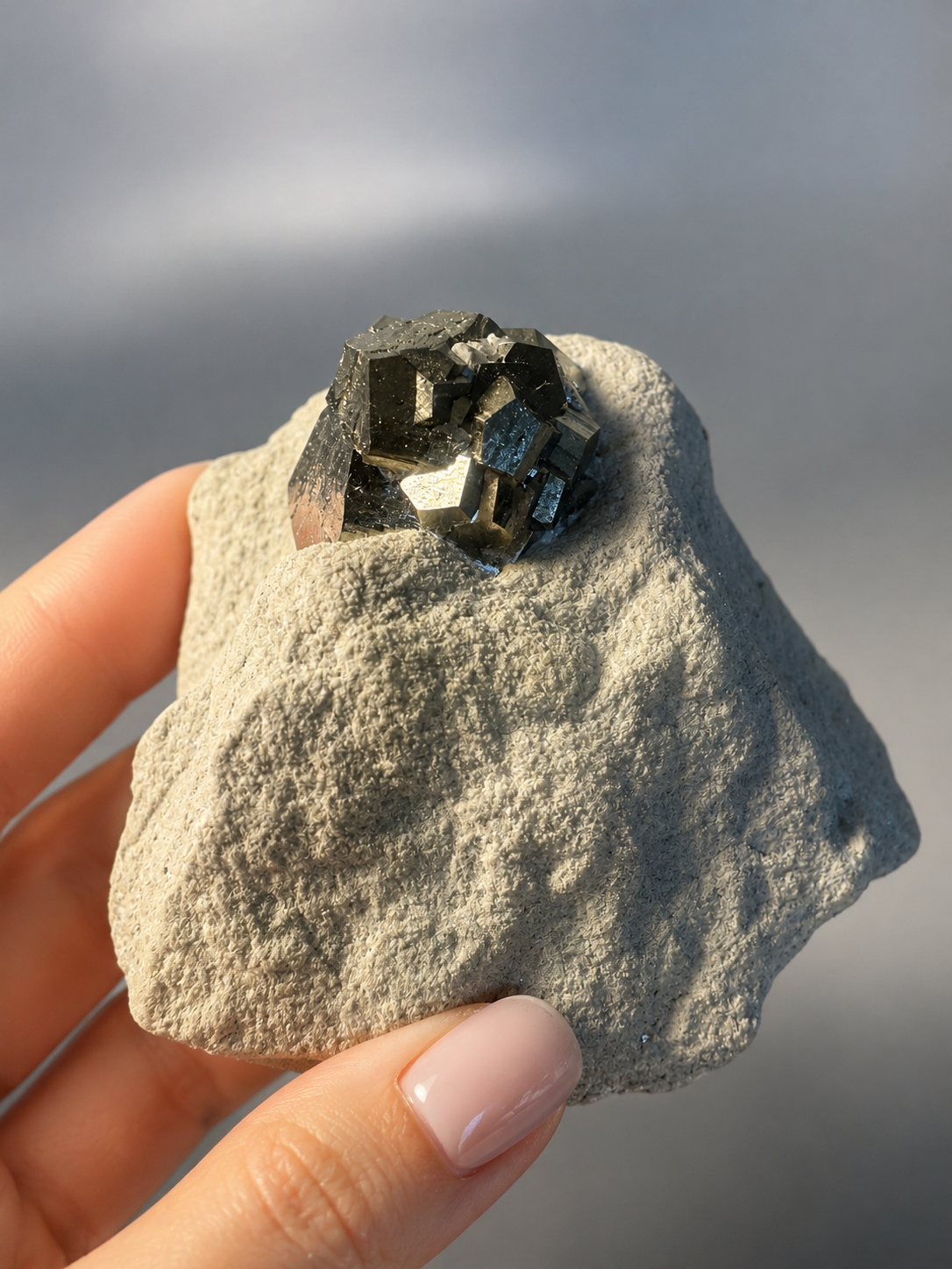 Seltene Pyrit-Formation auf Matrix aus Spanien – Naturwunder in Goldglanz