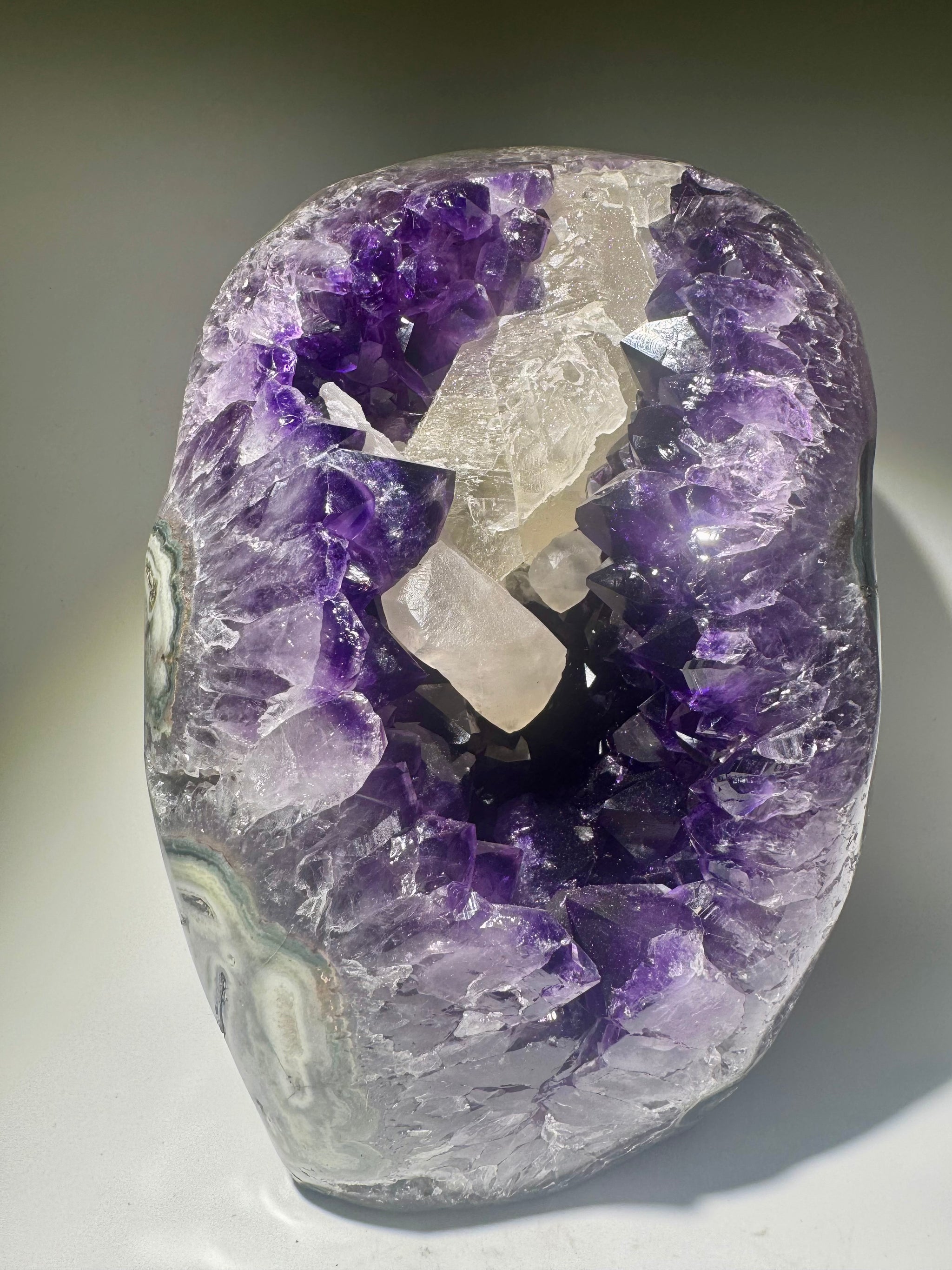 Edelstein-Kristall Amethyst mit weissem Kalzit aus Uruguay – 4.91 kg, violette Spitzen in High-Quality-Formation