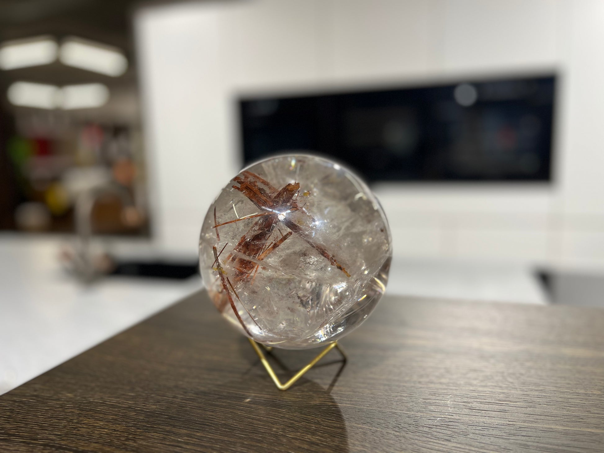 Edelstein-Kristallkugel aus Quarz mit Epidot aus Brasilien, 13 cm