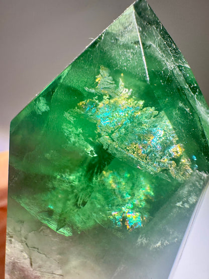 Edelstein Fluorit mit faszinierendem Innenleben – grasgrüne Spitze mit Regenbogen