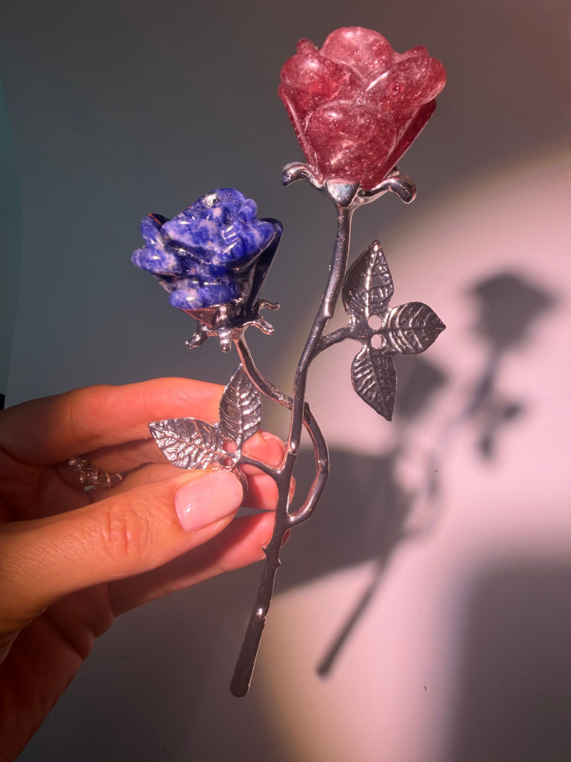 Edelstein Rosen mit zwei Kristallblüten, besonderes Weihnachtsgeschenk für Kristallliebhaber