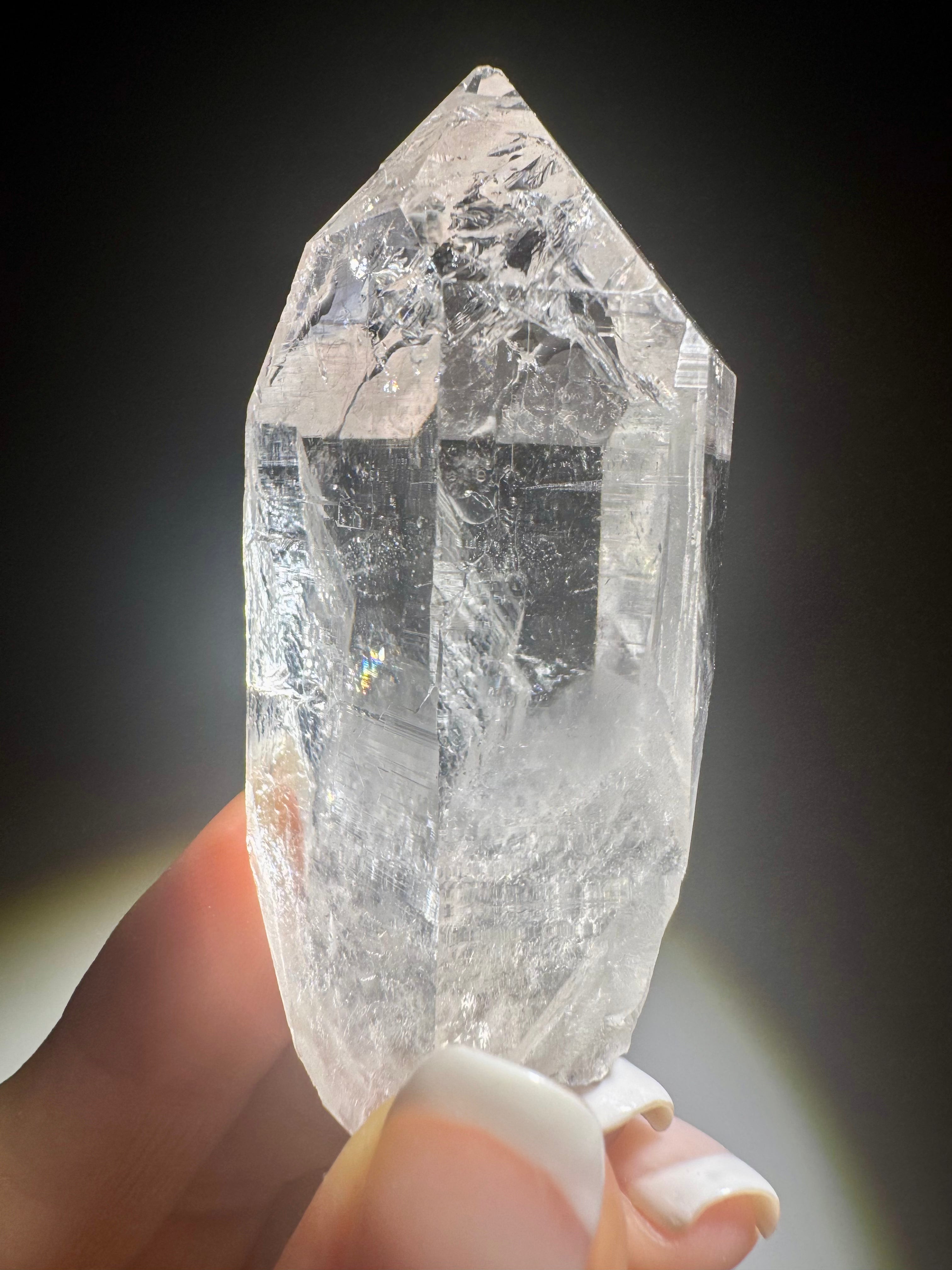 Edelstein aus dem Himalaya mit diamantähnlichem Licht