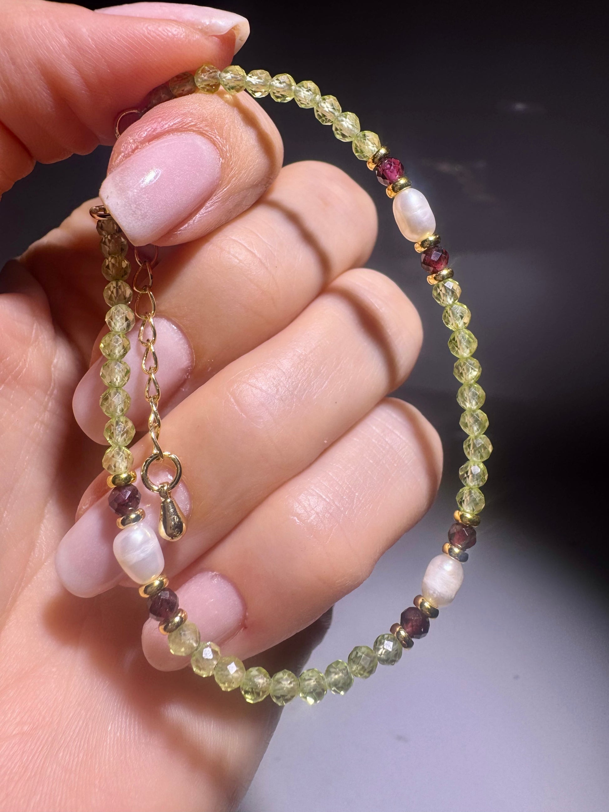 Edelsteinarmband mit Peridot, Granat & Süsswasserperlen kaufen
