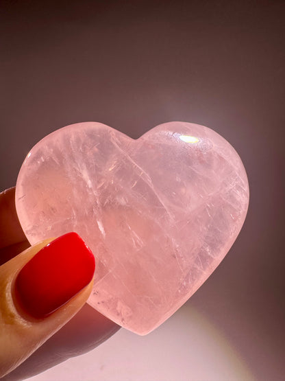 Edelsteinherz aus Brasilien – glänzendes Rosenquarzstück für emotionale Harmonie und Schönheit