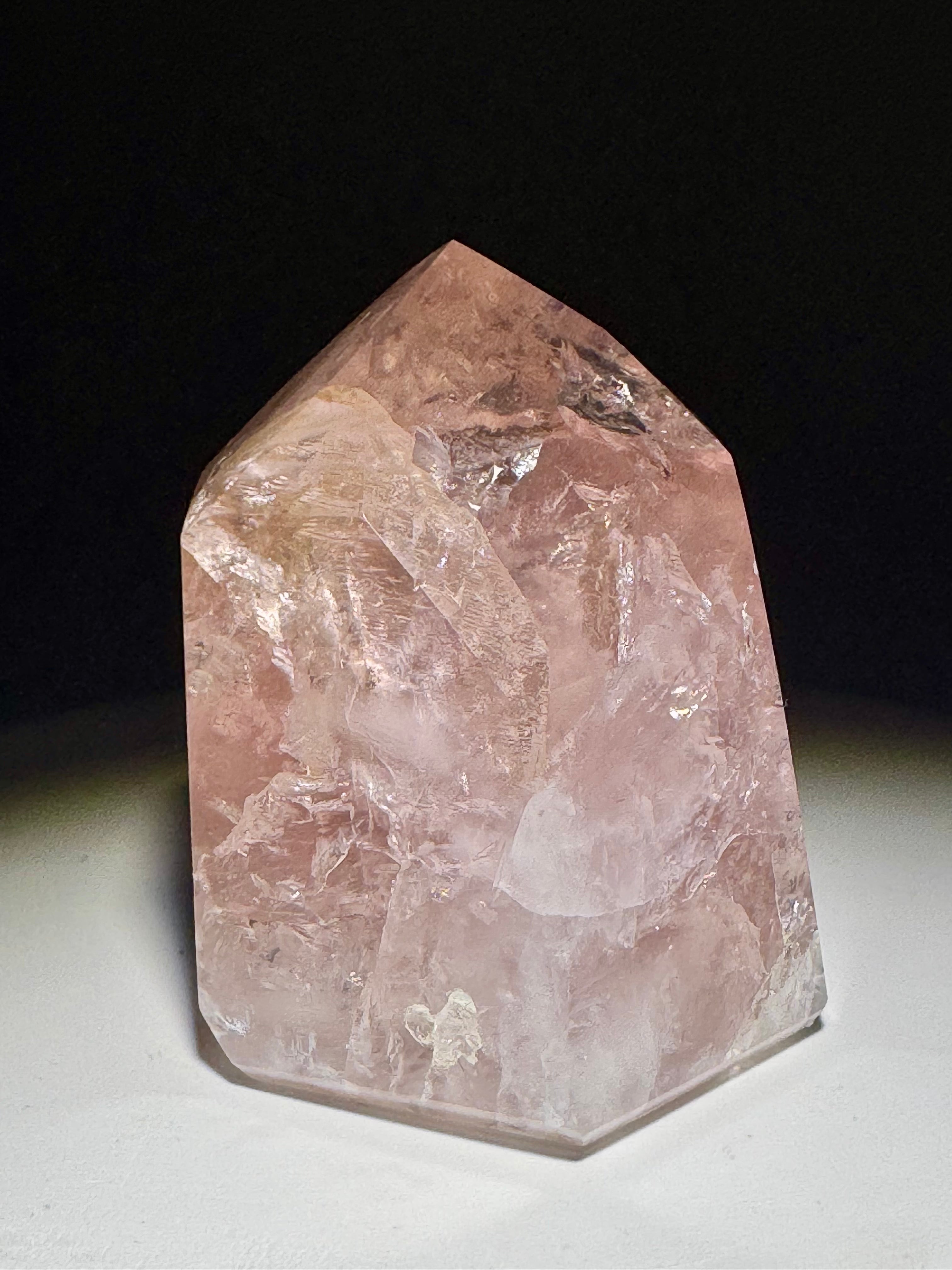 Edelsteinspitze aus Rosenquarz, sanfte Farbe und klare Struktur