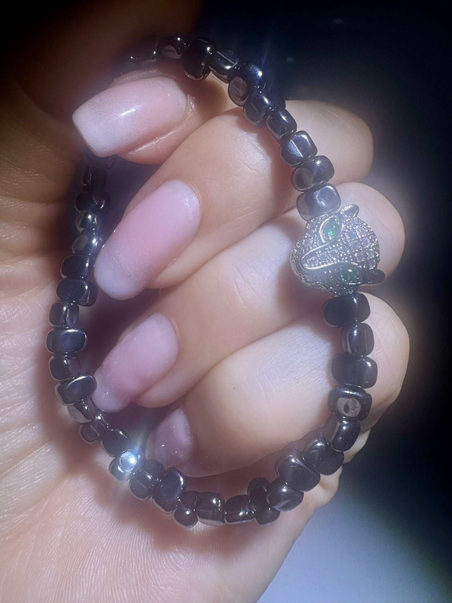 Edles Hämatit-Heilstein-Armband mit Pantherkopf I UNIQUE CRYSTALS