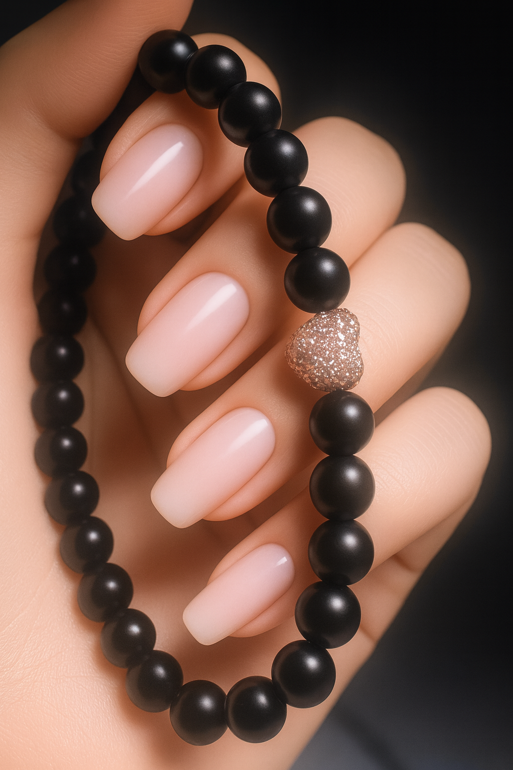 Edles Onyx-Armband mit strahlendem Herz-Charm. Von Hand geknüpft und in einer luxuriösen Unique Crystals Schmuckschatulle geliefert.