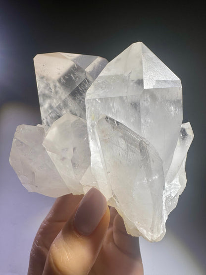 Einwandfreie Bergkristallstufe – 10.5 cm lang, 593 g schwer, naturbelassen und glasklar aus Brasilien