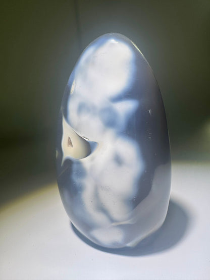 Einzelstück Orca Agate mit rundem Fenster, in dem tausende feine Kristalle funkeln
