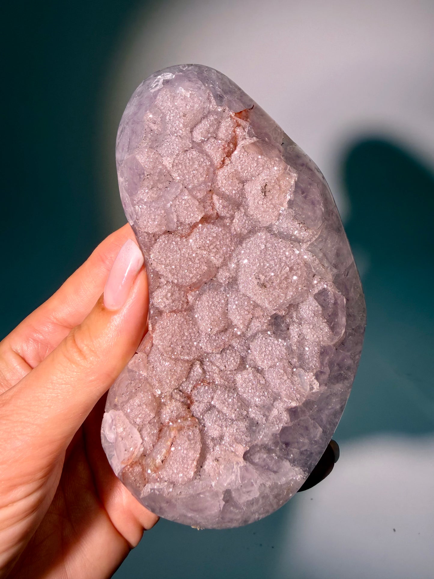 Einzigartige Amethyst Freiform mit funkelnden Quarzkristallen und natürlicher Doppelkristallisation