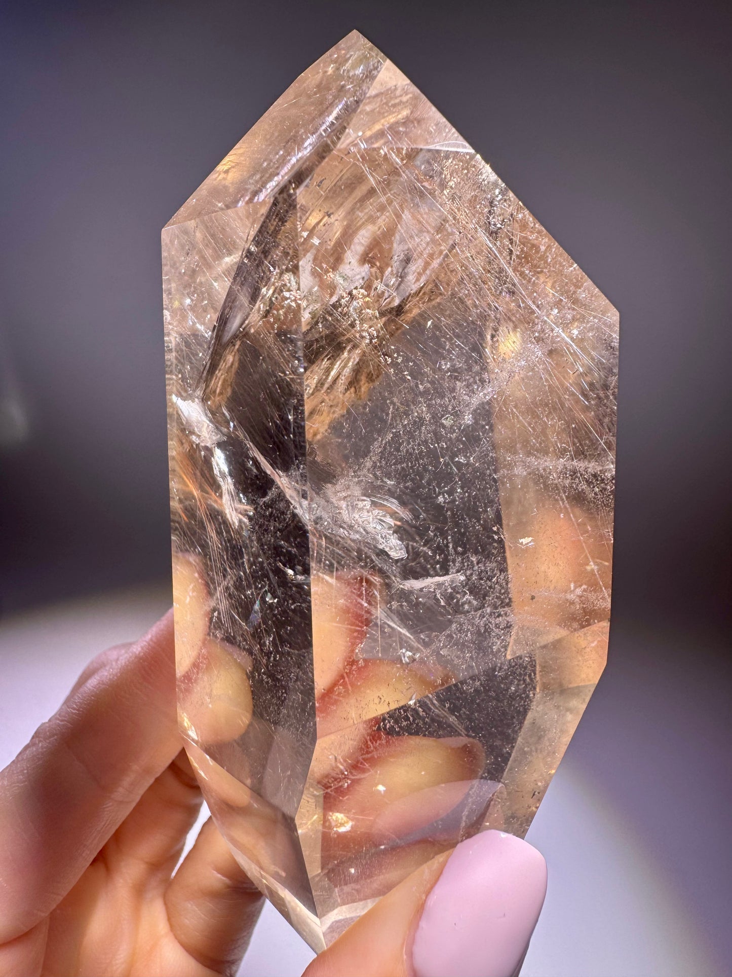 Einzigartiger Rauchquarz mit feinen Rutilnadeln und klarer Spitze, 376 g Unikat