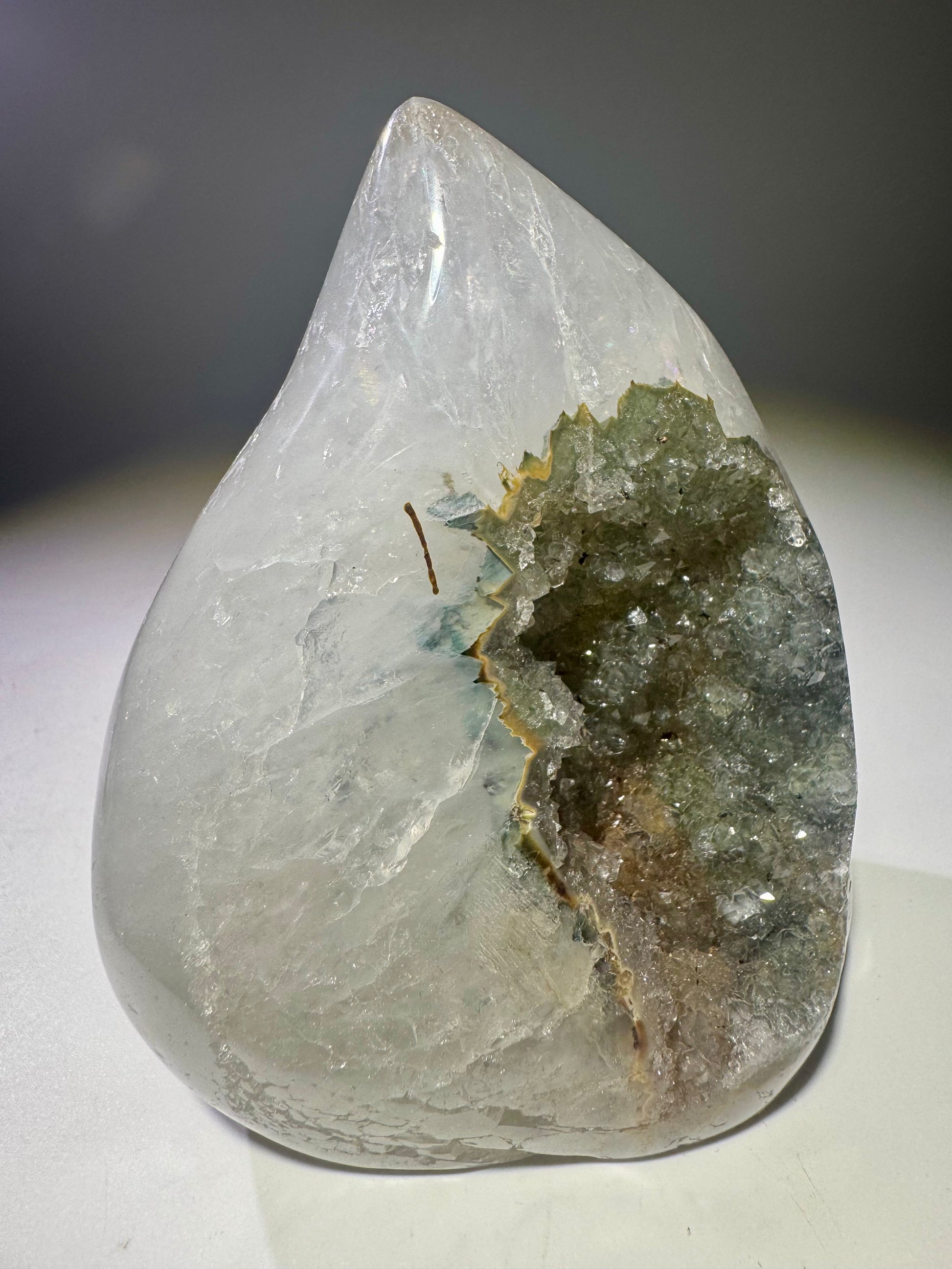 Einzigartiger grüner Amethyst mit faszinierenden Regenbogenreflexen, 11 cm, 626 g – energetisches Unikat für Meditation, Heilung und Raumharmonisierung