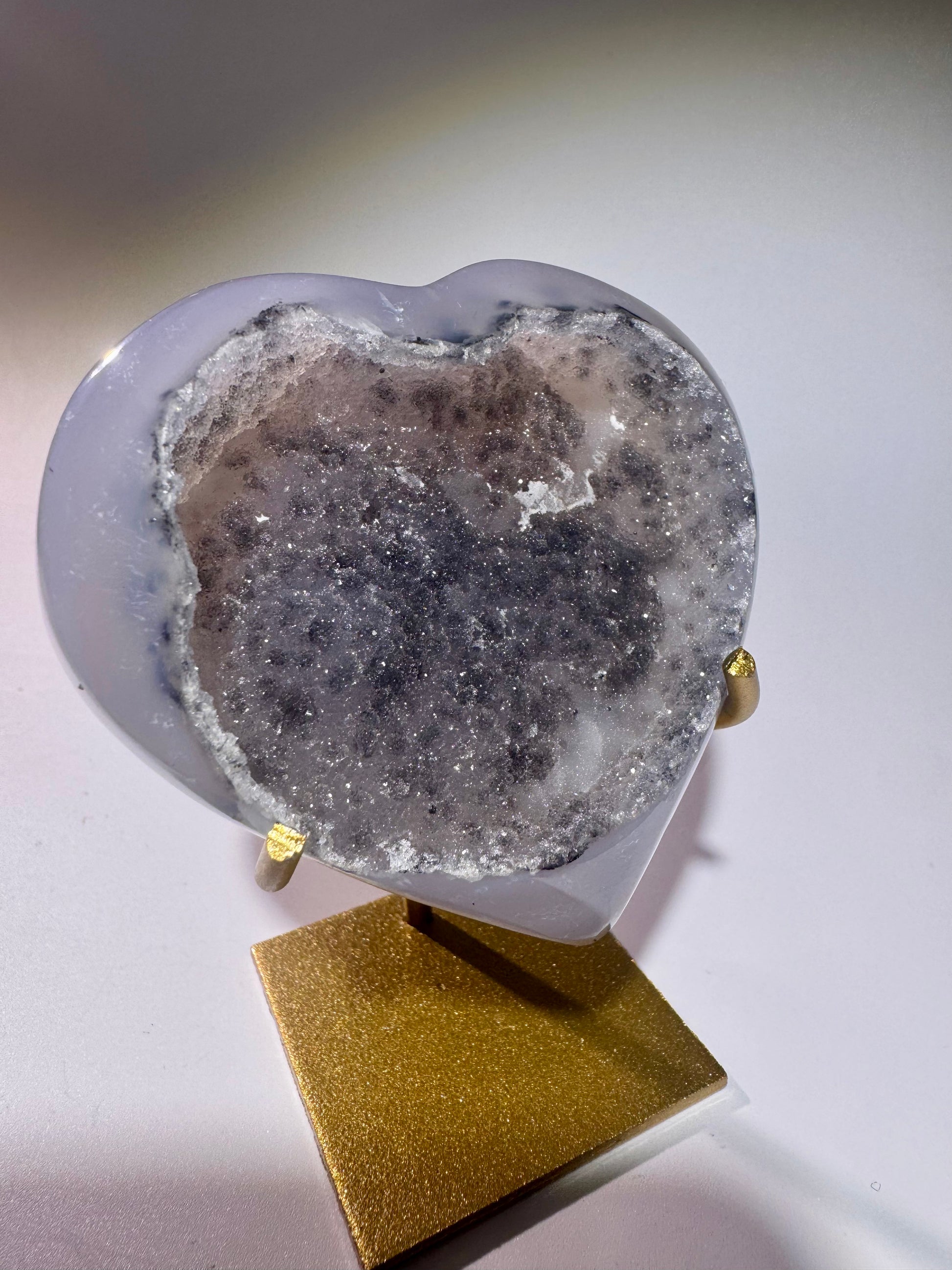 	Einzigartiges Achat-Herz mit glitzerndem Innenleben und edlem Metallständer aus Brasilien