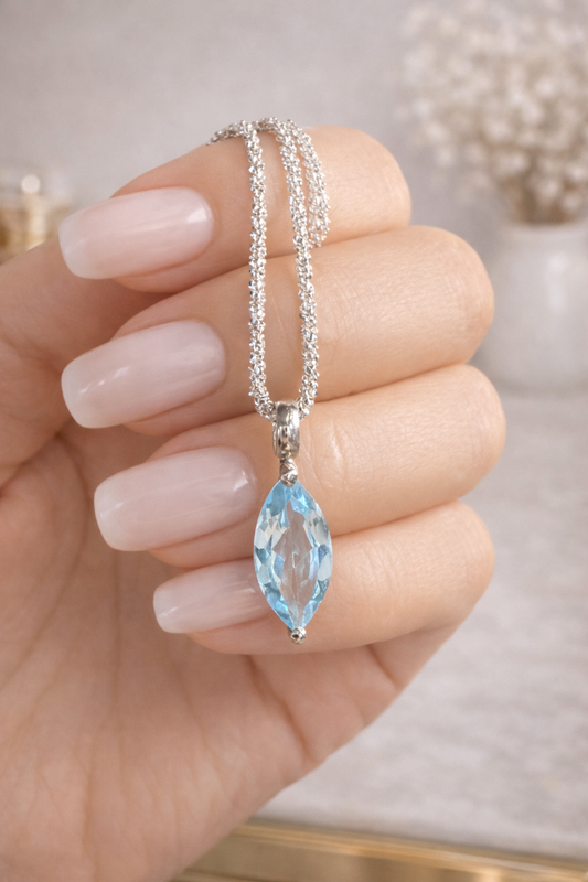 Eleganter Blau-Topaz Anhänger mit präzisem Schliff in 925 Silber gefasst