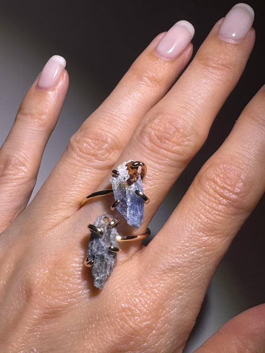 Eleganter Kryonit-Ring mit kristallblauem Edelstein – grössenverstellbarer Kupferring mit Goldvergoldung