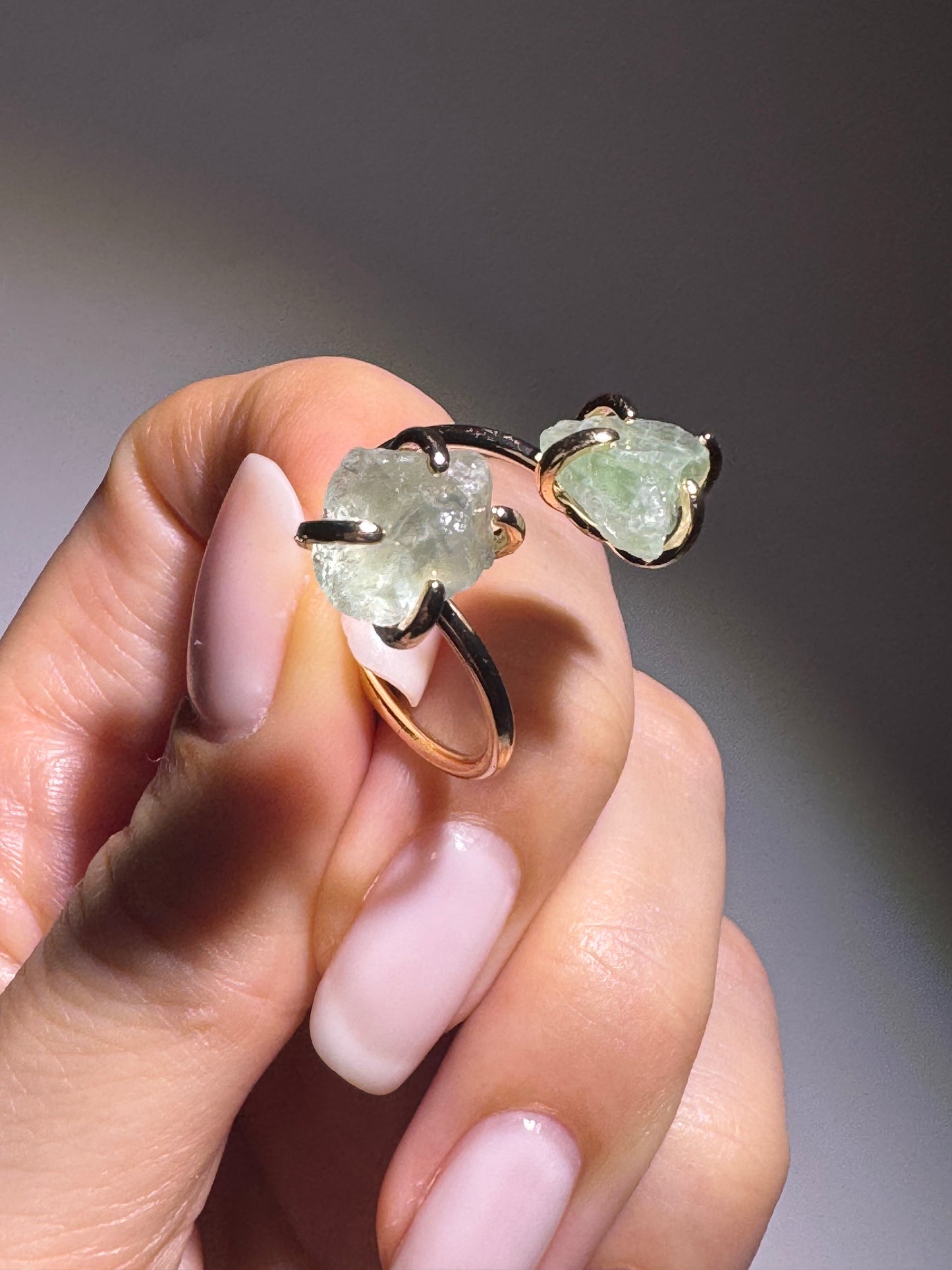 Eleganter Kupferring mit echtem Fluorit-Kristall, vergoldet mit 18k Gold für harmonische Energie