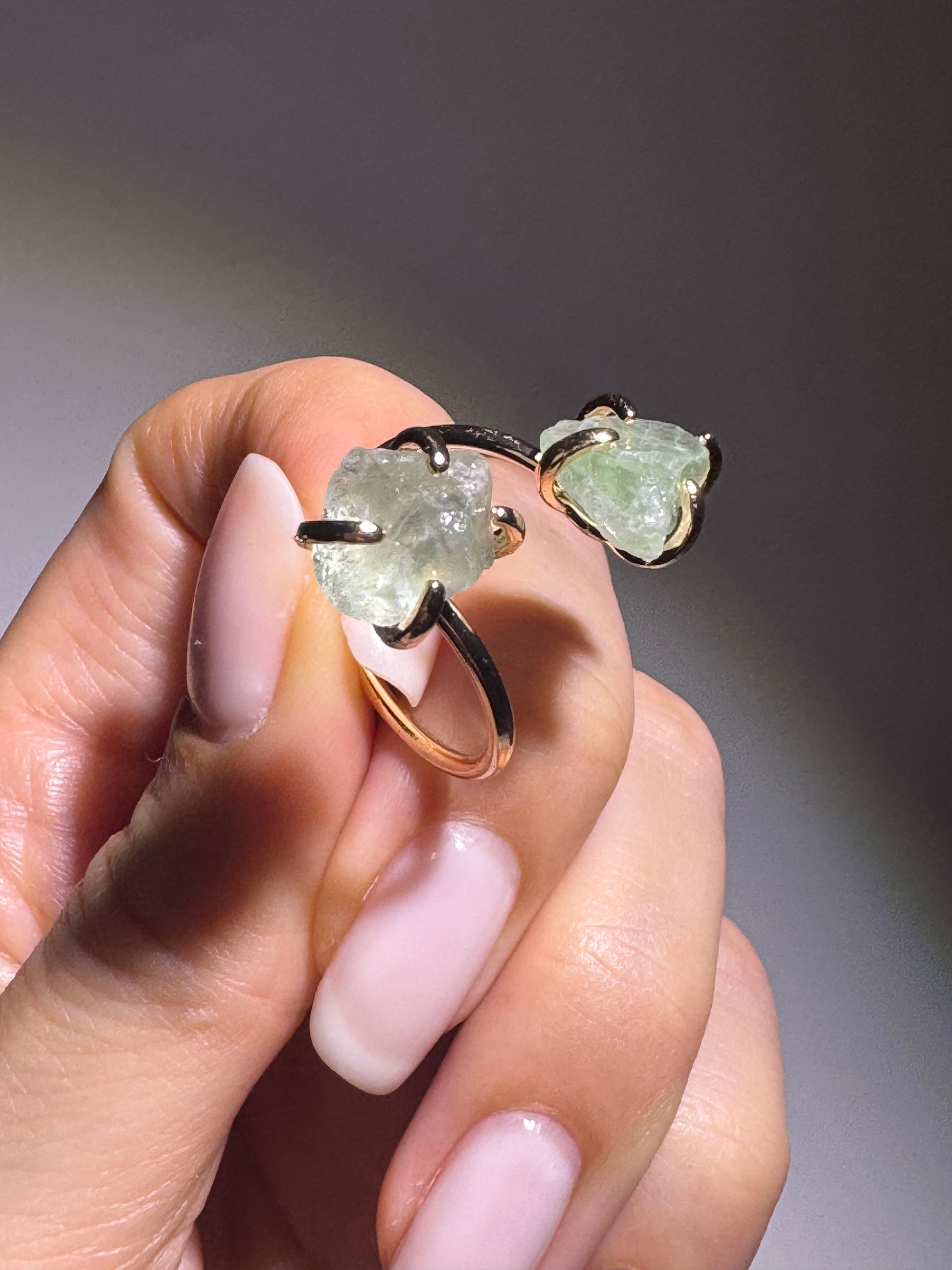 Eleganter Kupferring mit echtem Fluorit-Kristall, vergoldet mit 18k Gold für harmonische Energie